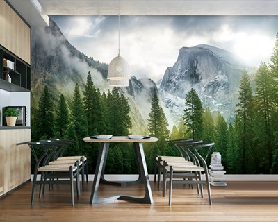 Mistig Berg en Boslandschap Behang 