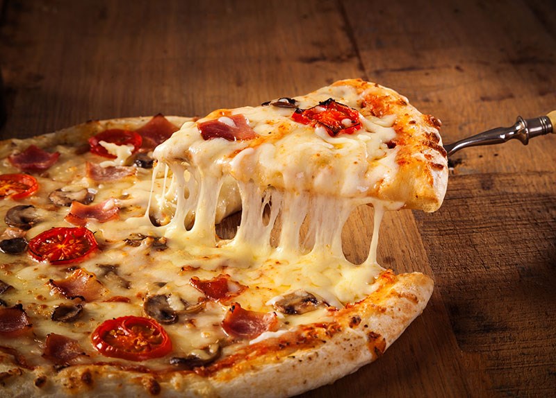 Kaasachtige pizza geïllustreerd behang