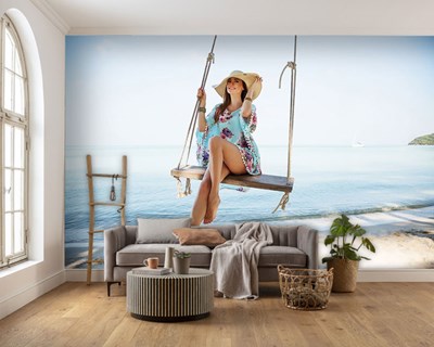 Vrouw op de schommel geïllustreerd behang