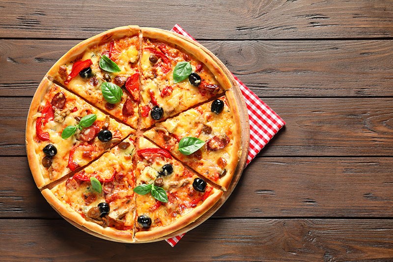 Gemengde pizza met afbeelding op behang 