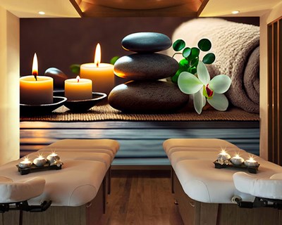 Spa-stenen en kaarsen op behangpapier