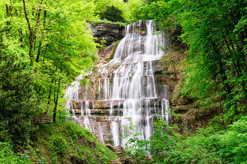 Behang met uitzicht op het bos en de waterval