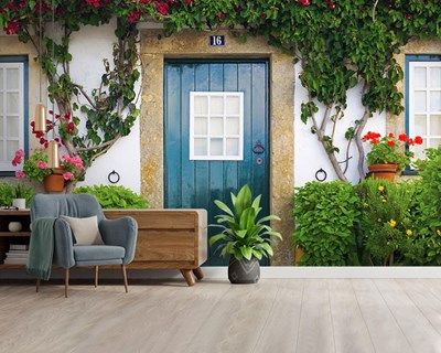 Blauwe deur met tuin huis fotobehang