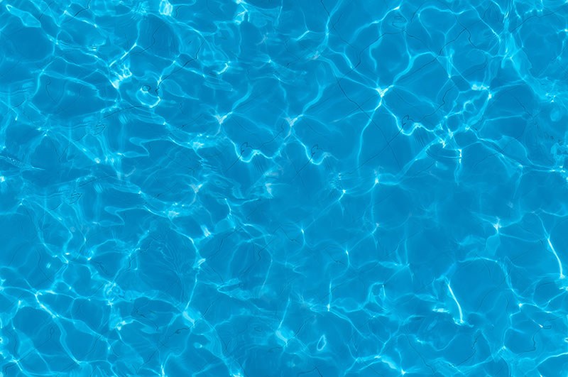 Blauwe zwembadwater behang met afbeelding