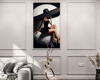 Vrouw in zwarte jurk fotobehang