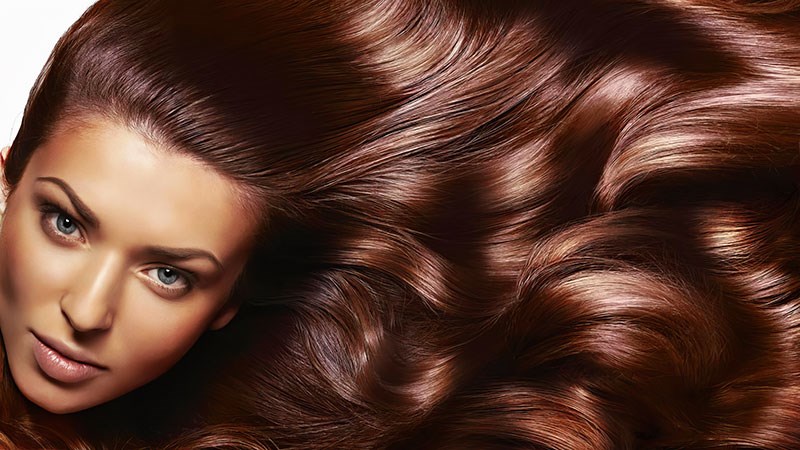 Roodharige vrouw met vol haar behang