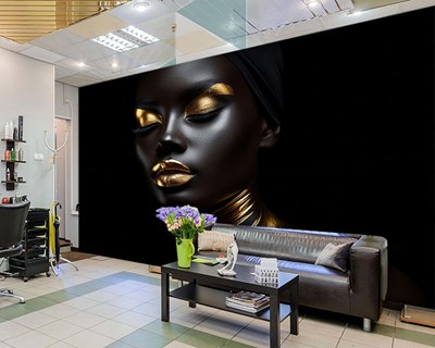 Vrouw met foto Schoonheidscentrum Behang