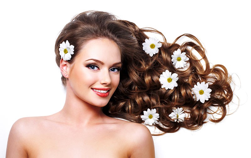 Glanzende haren mooie vrouw behang