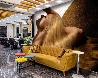 Levendige blonde vrouw behang