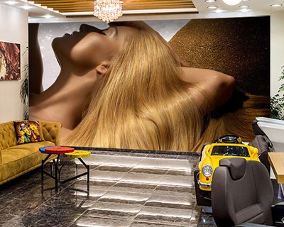 Levendige blonde vrouw behang