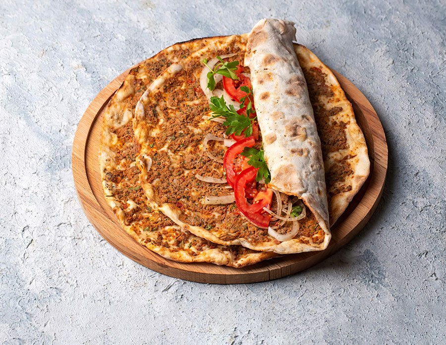 Lahmacun op een houten bord  Behang