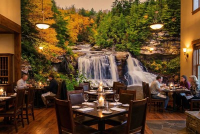 Herfst met waterval als behang