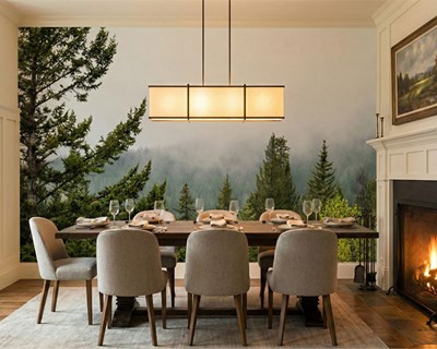 Behang met uitzicht op mistige dennenbossen