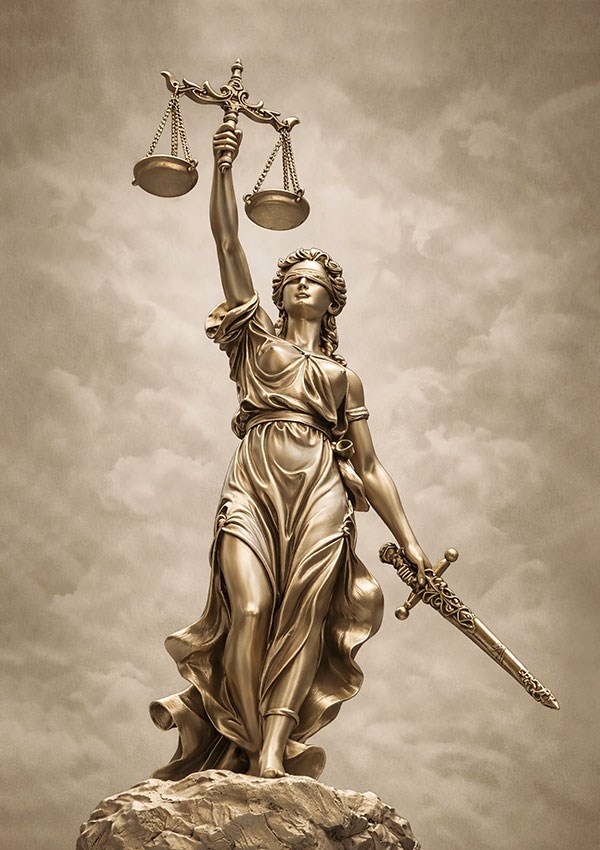 Beeld van de godin van de gerechtigheid als achtergrond