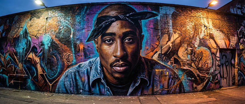 Behang met graffiti van rapper Tupac Shakur