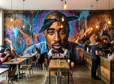 Behang met graffiti van rapper Tupac Shakur