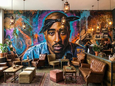 Behang met graffiti van rapper Tupac Shakur
