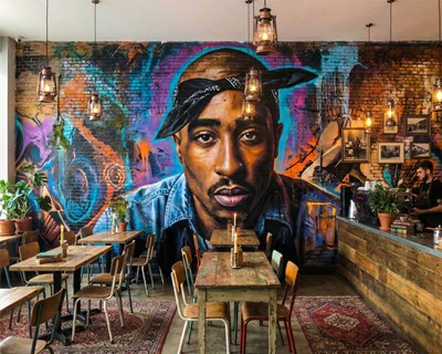 Behang met graffiti van rapper Tupac Shakur