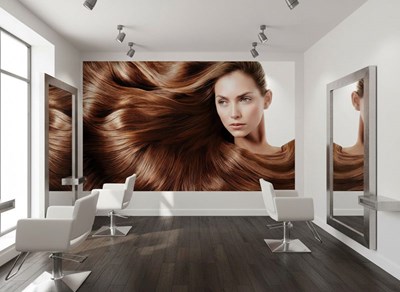 Behang met een vrouw met glanzend haar