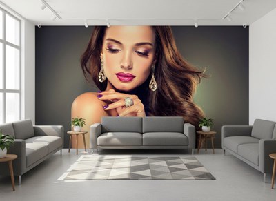 Behang met een vrouw met make-up en glanzend haar