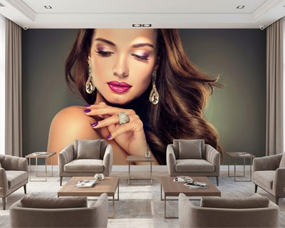 Behang met een vrouw met make-up en glanzend haar