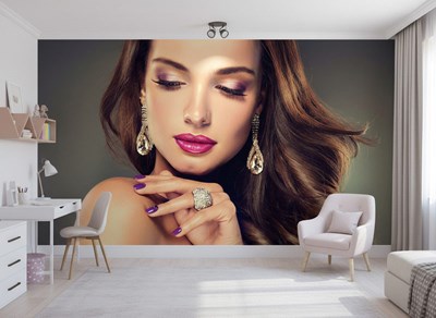 Behang met een vrouw met make-up en glanzend haar
