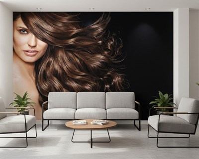 Behang met thema 'vrouw met volumineus haar'