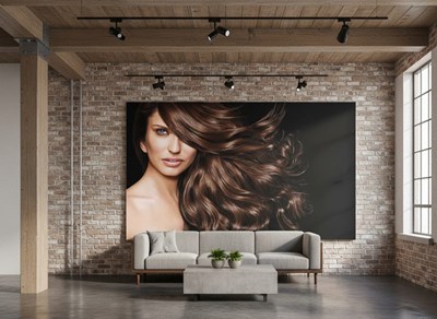 Behang met thema 'vrouw met volumineus haar'